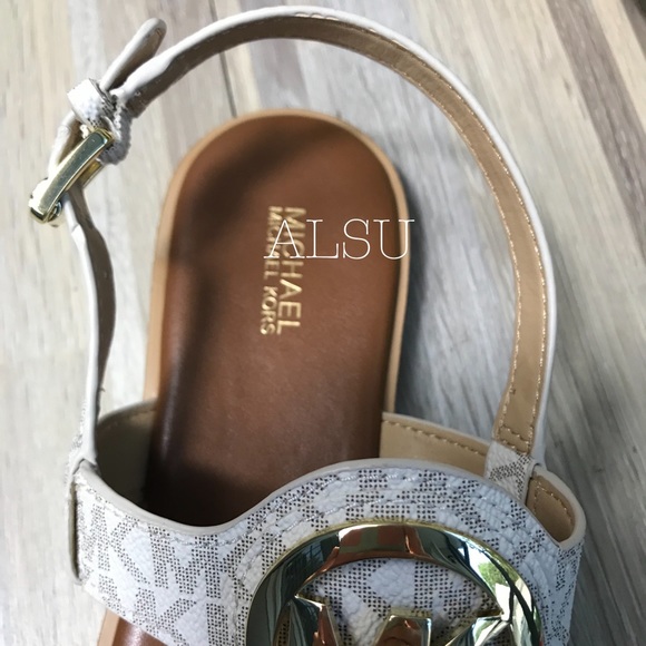 Michael Kors Aubrey Charm Thong Mini Logo Vanilla - Picture 7 of 7